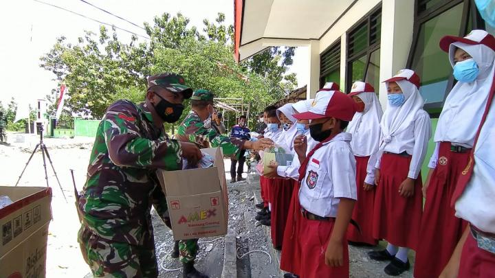 TMMD Tambakrejo Bojonegoro, Danrem 082/CPYJ Bagikan Jajan Murid Sekolah